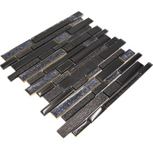 Mosaikmatte mit länglichen, schwarzen Steinen in unterschiedlichen Texturen