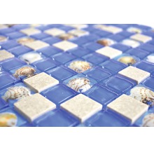 Nahaufnahme von Mosaikfliesen mit Glas, Stein und Muscheldekor