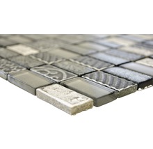 Mosaikfliese mit rechteckigen Steinen aus Glas und Naturstein