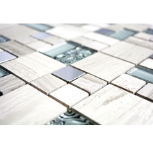 Nahaufnahme von Mosaikfliesen aus Stein, Glas und Metall