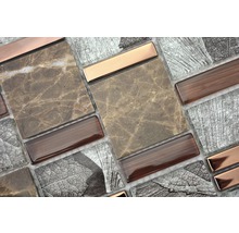 Detailansicht einer Mosaikfliese mit Marmor-, Glas- und Metallelementen