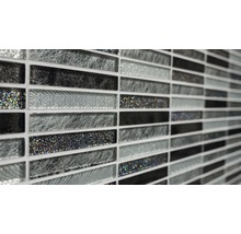 Nahaufnahme einer Mosaikfliese mit Glasoberfläche in Schwarz- und Grautönen