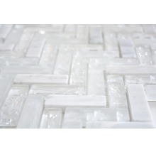 Mosaikfliesen aus Glas und Marmor im Fischgrätmuster