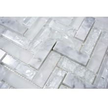 Mosaikfliese aus Glas und Marmor im Fischgrätmuster