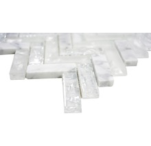 Mosaikfliese aus Marmor und Glas im Fischgrätenmuster