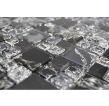 Nahaufnahme von Glasmosaikfliesen mit quadratischen Formen