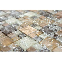 Nahaufnahme von Mosaikfliesen aus Glas und Stein