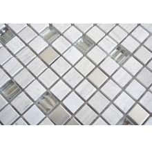 Nahaufnahme von quadratischen Mosaikfliesen aus Marmor und Glas