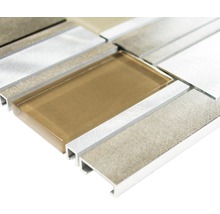 Detailansicht von Mosaikfliesen aus Glas und Stein