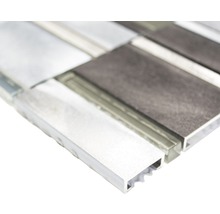 Nahaufnahme einer Mosaikfliese mit Glas- und Aluminiumelementen