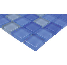Quadratische Glasmosaikfliesen in Blau- und Weißtönen