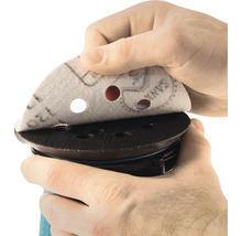 Schleifscheibe wird auf einen Schwingschleifer montiert