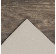 Beige Bodenfliese auf Holzuntergrund