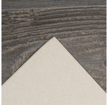 Detailansicht einer beigen Dämmplatte auf Holzuntergrund