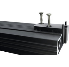 Detailansicht einer schwarzen Aluminiumleiste mit Schrauben