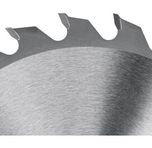 Nahaufnahme eines Kreissägeblattes mit Zähnen