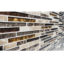 Mosaikfliesenwand mit rechteckigen Fliesen in verschiedenen Farbtönen