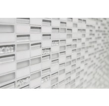 Mosaikfliesenwand mit rechteckigen Glas- und Keramikfliesen