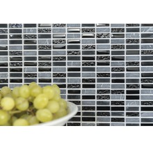 Mosaikfliesen mit Steinoptik und glänzenden Akzenten im Hintergrund