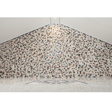 Wand- und Bodenfliesen mit Mosaikmuster in einem Raum