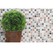 Künstliche Pflanze im Topf vor Mosaikhintergrund