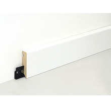 Weiße Fußleiste mit Befestigungsclip an einer Wand