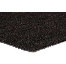 Nahaufnahme eines Stücks dunklen Kunstrasens