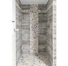 Geduschte Duschkabine mit Holzfliesen und Kieselsteinen