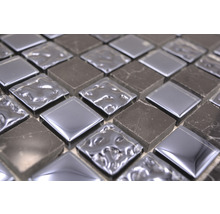 Quadratische Mosaikfliesen aus Stein und Metall