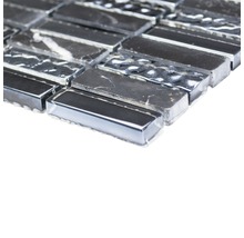 Mosaikmatte mit länglichen Steinen aus Naturstein und Metall