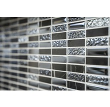 Mosaikfliesenwand mit rechteckigen Fliesen in verschiedenen Texturen