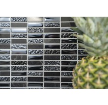 Wandfliesenmosaik aus Glas und Naturstein im Badezimmerbereich.