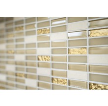 Nahaufnahme einer Wand mit Mosaikfliesen in Beige-, Gold- und Creme-Tönen