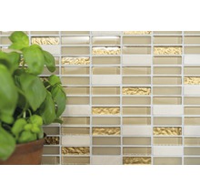 Mosaikfliesenwand mit Glas- und Goldakzenten sowie Basilikumpflanze im Topf