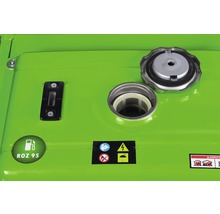 Detailansicht eines Stromerzeugers mit offenem Tankdeckel, Kraftstoffhinweis ROZ 95 und Sicherheitssymbolen