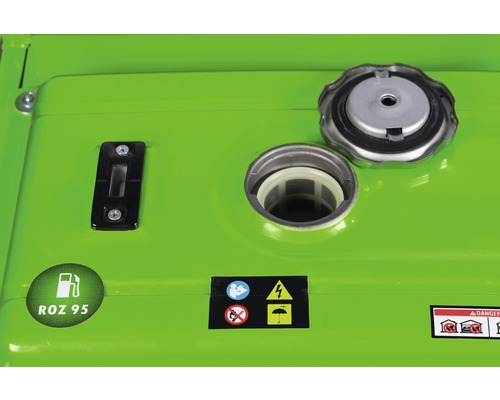 Detailansicht eines Stromerzeugers mit offenem Tankdeckel, Kraftstoffhinweis ROZ 95 und Sicherheitssymbolen