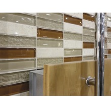 Wandfliesenmosaik mit braunen, beigen und weißen Farbtönen für die Wandgestaltung