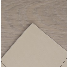 Quadratische Bodenfliese auf Holzboden