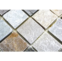 Detailaufnahme von Natursteinmosaikfliesen auf einem Netz