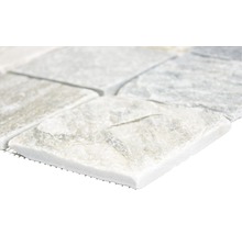 Detailaufnahme einer Natursteinmosaikfliese