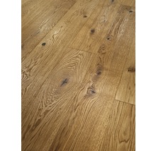 Holzboden aus Eiche mit Astlöchern