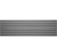 Graue Fassadenverkleidung mit horizontaler Rillenstruktur