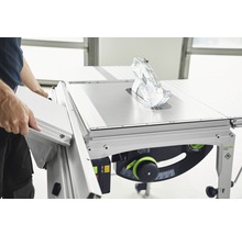 Festool Tischkreissäge mit einer Person, die eine Erweiterung anbringt