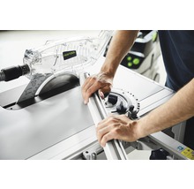 Tischkreissäge im Einsatz mit Händen, die ein Werkstück halten