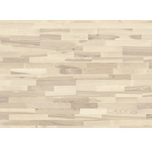 Helles Eichenparkett verlegt im Fischgrätmuster