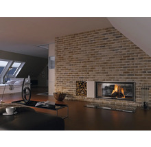 Wohnzimmer mit gemauerter Wand, Kamin, Holzlager und Wohnzimmermöbeln.