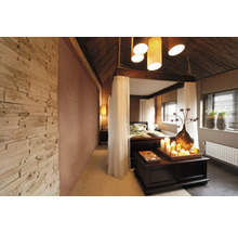 Schlafzimmer mit Himmelbett, dekorativen Elementen und Wandgestaltung