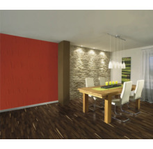 Heller Essbereich mit Holztisch, Stühlen mit Metallgestell und dekorativer Wandgestaltung