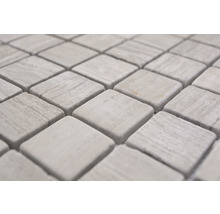 Nahaufnahme von quadratischen Mosaikfliesen