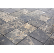 Nahaufnahme von quadratischen Mosaikfliesen aus Naturstein